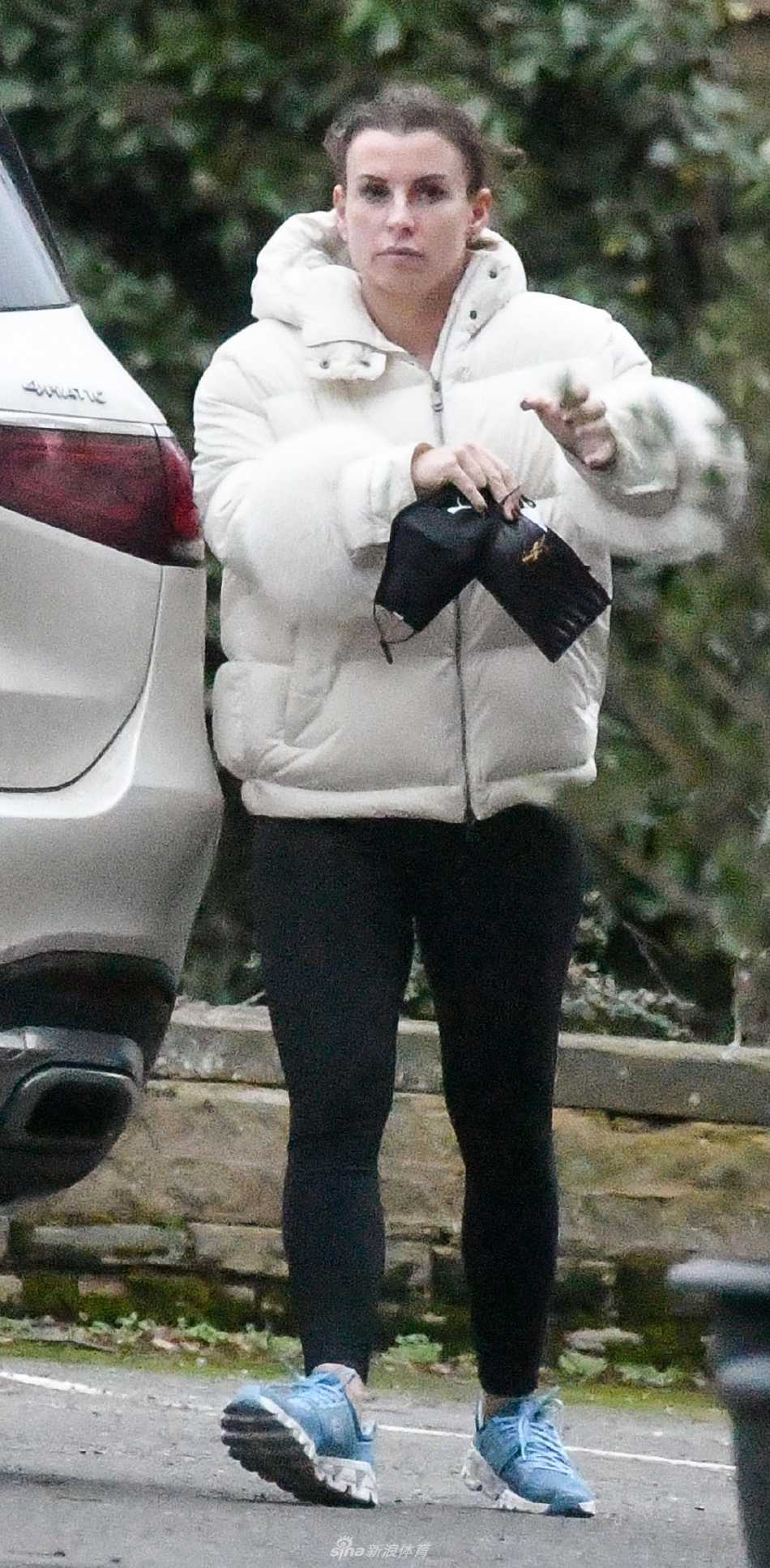 母子俩在街角驻足，科琳俯身整理孩子的衣领，动作轻柔，充满母性的细致关怀。