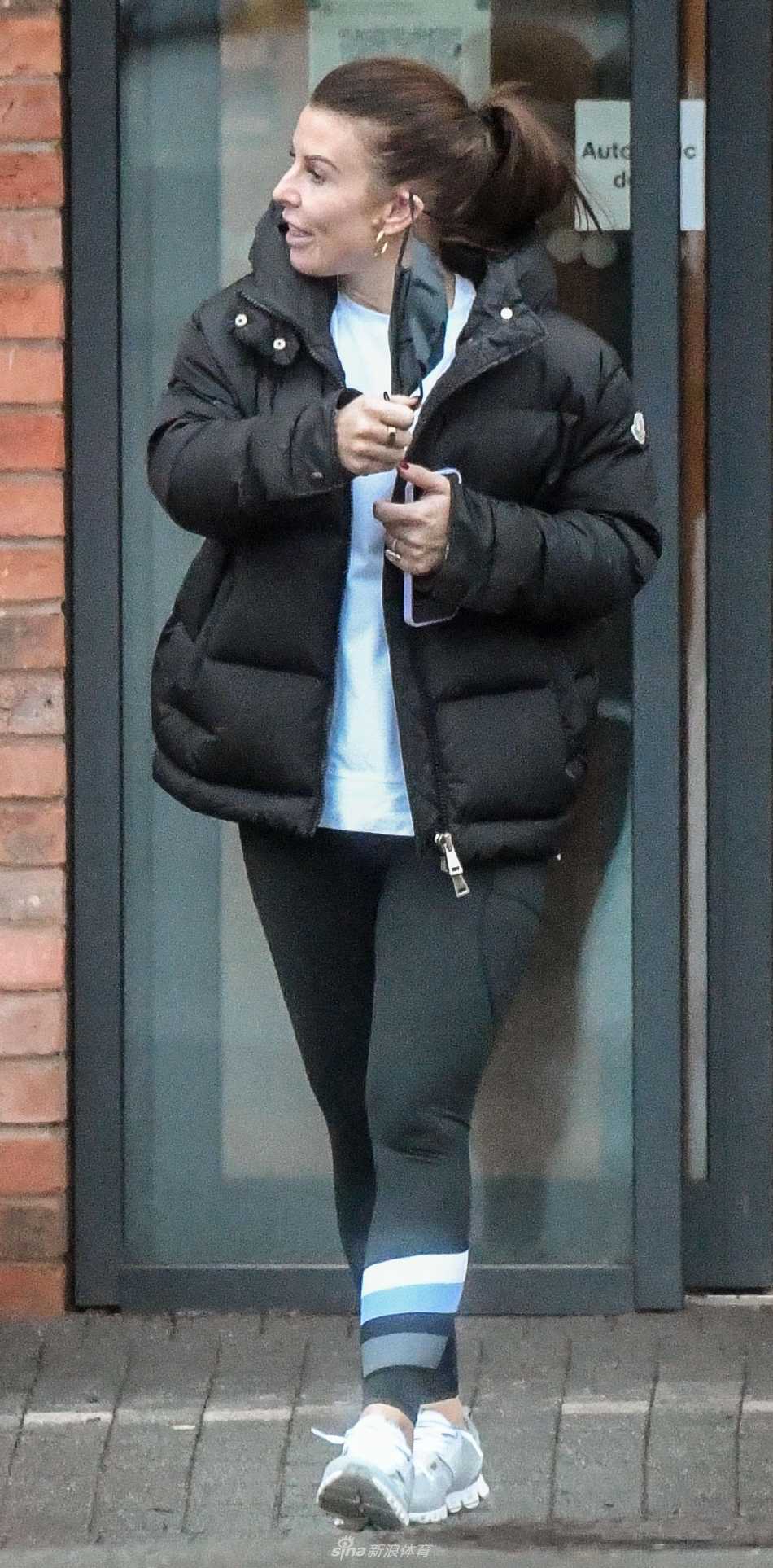 镜头捕捉科琳行走间的动态瞬间，大衣衣摆随风轻扬，步伐轻盈，笑容中带着一丝洒脱与惬意。