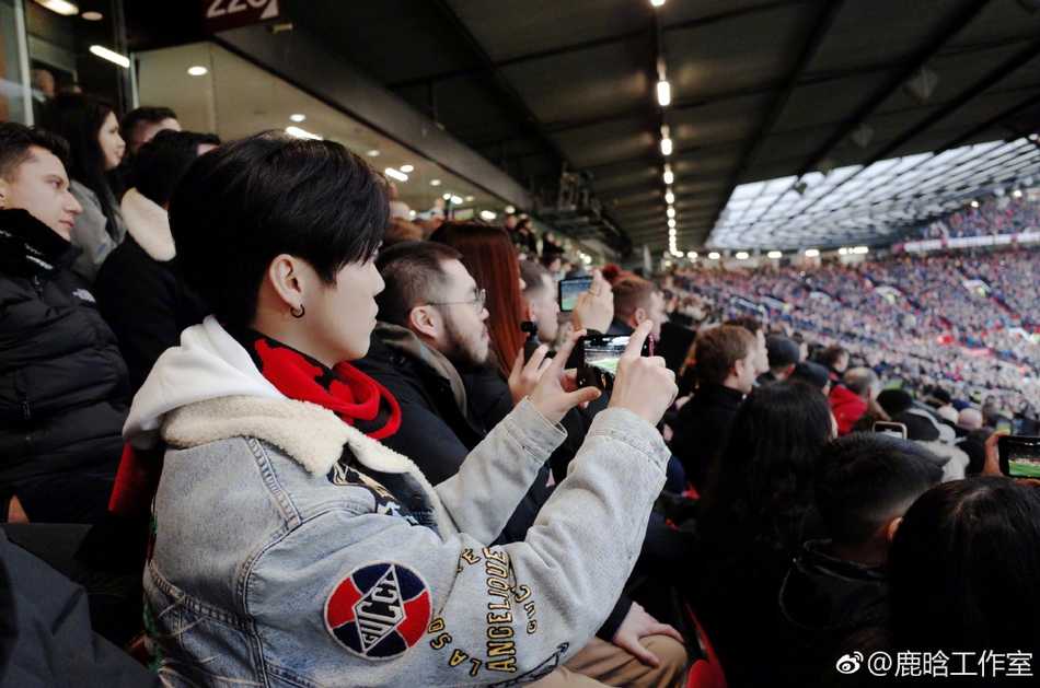 比赛紧张时刻，鹿晗聚精会神紧盯场内，仿佛与场上球员同呼吸共命运。