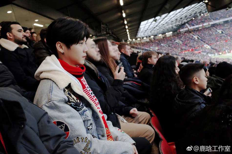 鹿晗身披赛前氛围，在老特拉福德看台上眼神专注，满满少年气息。