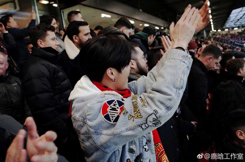 鹿晗看到曼联精彩进攻时，情不自禁起身鼓掌，脸上洋溢着激动与自豪。