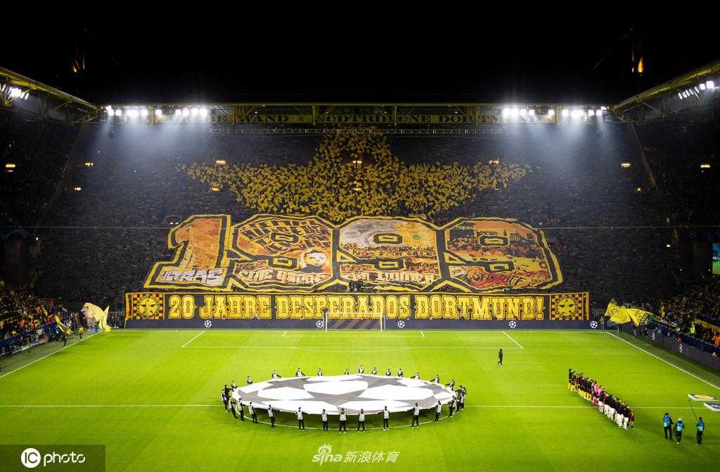 夜色中的伊杜纳信号公园球场灯火通明，巨型TIFO‘1999’在看台上格外醒目，它如同灯塔，照亮球队奋勇向前的道路。