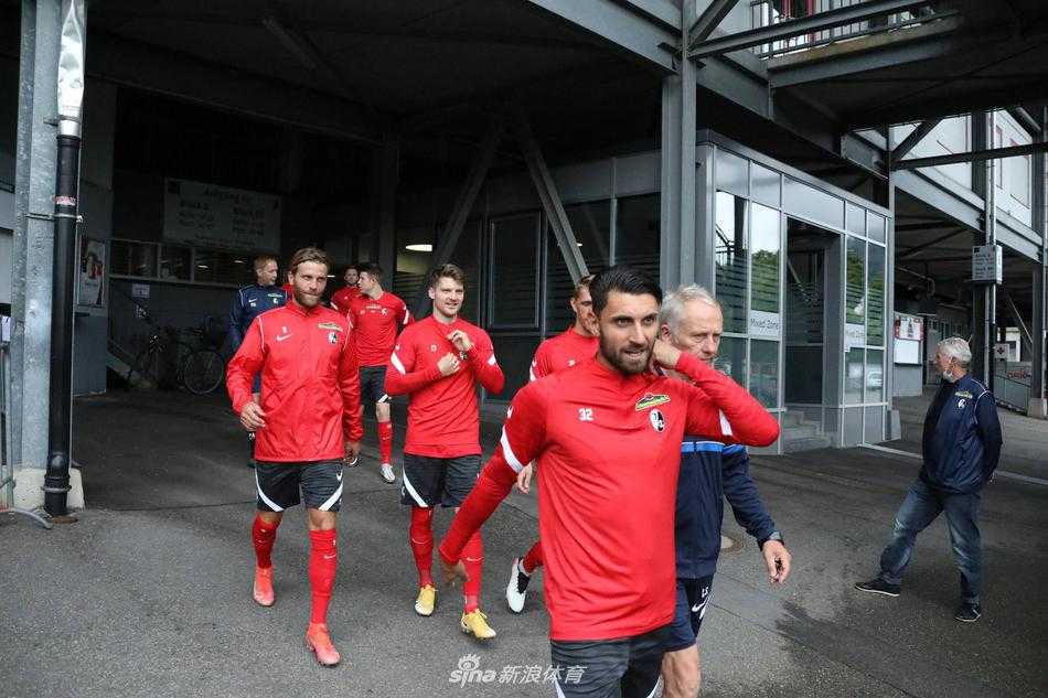 在一组防守对抗训练中，年轻的后卫施洛特贝克展现出与年龄不相符的沉稳，成功卡位断下皮球。