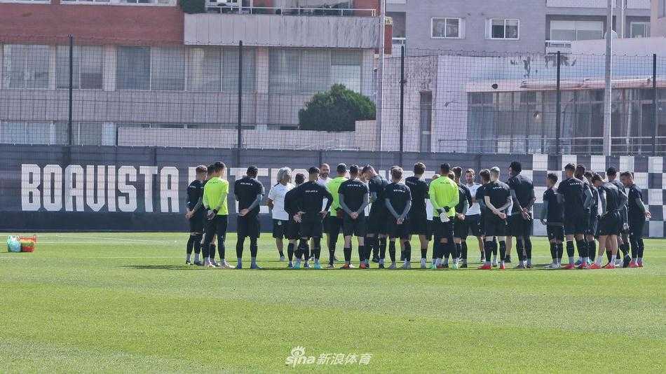 训练结束后，全队围成一个圈，肩膀搭着肩膀，齐声高呼鼓劲。这一刻，胜负已不重要，团队的凝聚力在夕阳下熠熠生辉。