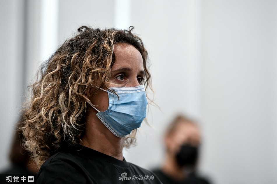 发布会现场座无虚席，记者们高举录音设备，目光聚焦于台上的阿莱格里，空气里弥漫着对新赛季战术打法和球队未来的迫切追问。