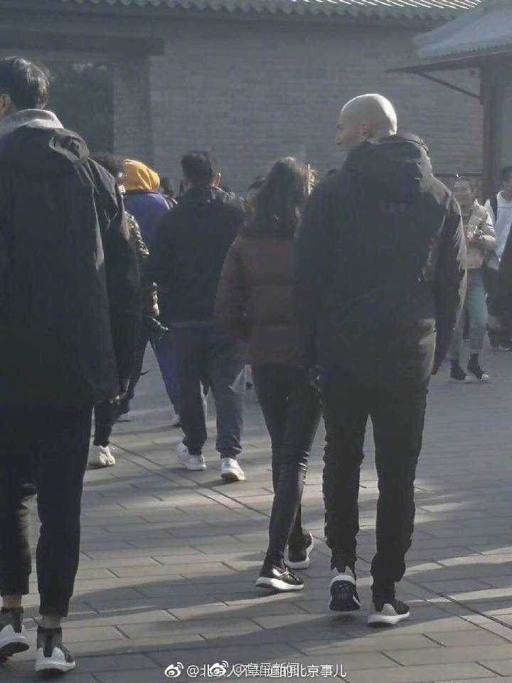 阳光透过古老的窗棂洒在廊下，齐达内倚靠着朱红色的立柱，神情放松而愉悦。他仿佛融入了这座皇家坛庙的宁静氛围，完成了一次从足球大师到文化旅人的完美转身。