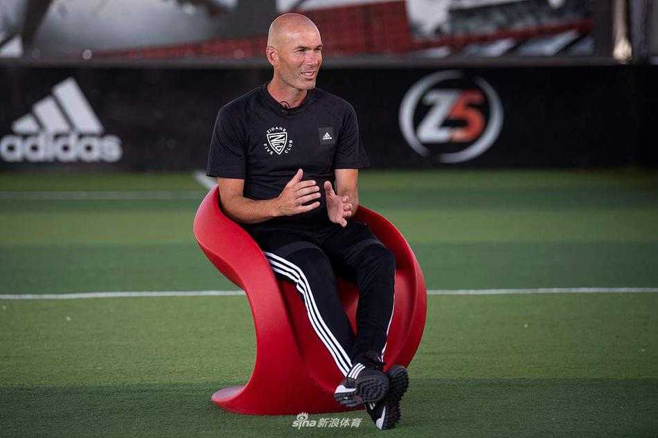 活动结束之际，齐达内被一群小球员簇拥，他展开双臂搭在身旁两个孩子肩上，画面如同一个和睦的足球大家庭，温暖而充满希望。