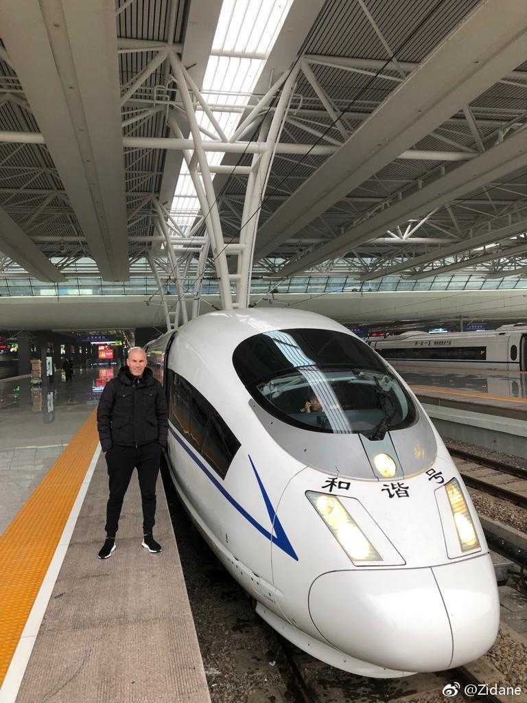 杭州西湖的游船上，齐达内低头看着手机，不知看到了什么有趣的内容，突然仰头开怀大笑，甚至激动地拍起了大腿，旁边的妻子也被逗乐。