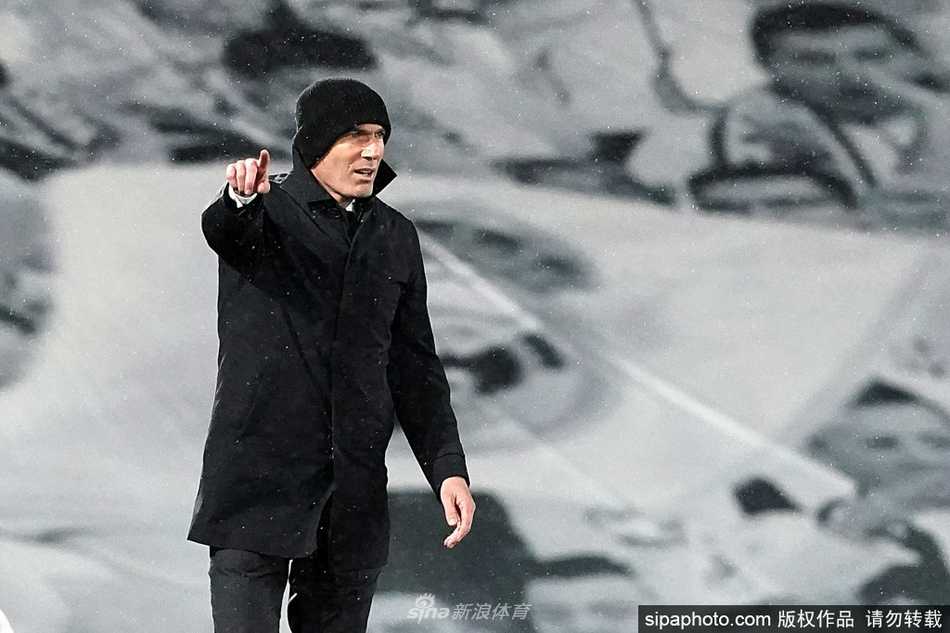 镜头捕捉到齐达内脸上那抹温暖而略带复杂的笑容，这位从马赛走出的世界巨星，在谈及家乡时眉眼舒展，仿佛地中海的阳光正照耀着他与故土之间那条无形的纽带。
