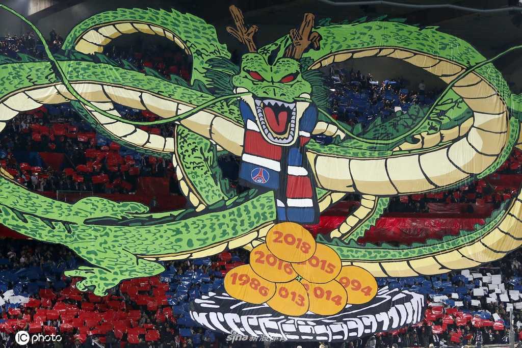 从球场另一侧望去，神龙TIFO在灯光下熠熠生辉，看台球迷共同举起这块巨幕，场面震撼。