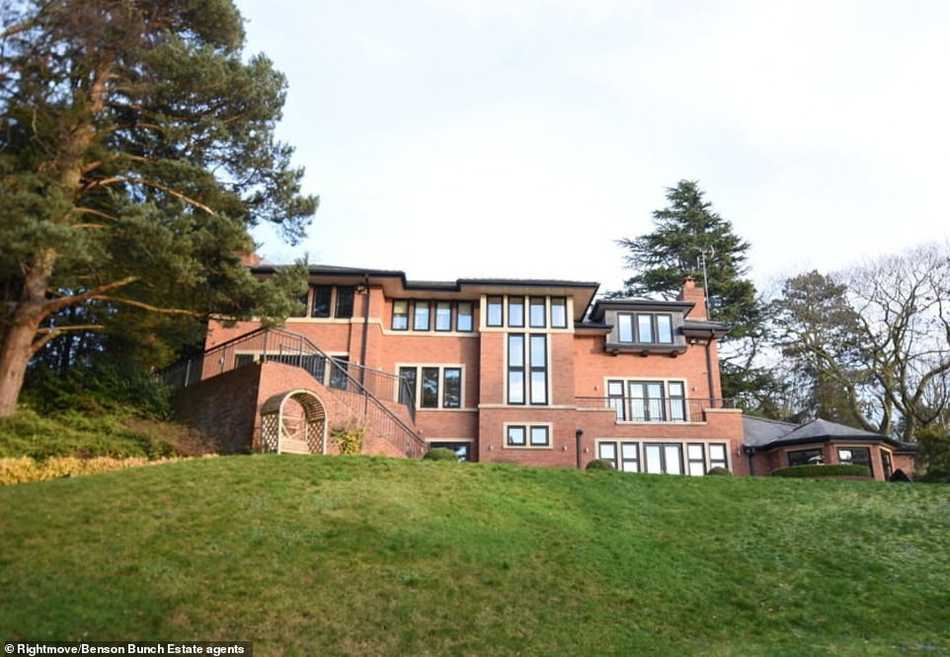 Ｃ羅的曼徹斯特豪宅外觀，宏偉的現代建築風格，門前綠草如茵，隱私性極高