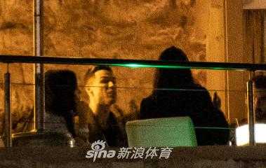 这张抓拍定格了度假中最温馨的瞬间，乔治娜身穿休闲白色上衣，望向C罗的眼神里满是崇拜与爱意。C罗则侧脸看向远方，嘴角上扬。身后的游艇和海岸线虚化成温柔的背景，仿佛整个世界都在为他们此刻的幸福让路。