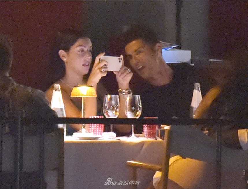 夕阳余晖温柔地洒在波托菲诺的鹅卵石小径上，C罗一身休闲装扮，紧握着乔治娜的手。乔治娜身着一袭如海水般湛蓝的丝质长裙，裙摆在晚风中轻盈飘动，两人相视一笑的瞬间，仿佛连空气都变得甜蜜而黏稠。