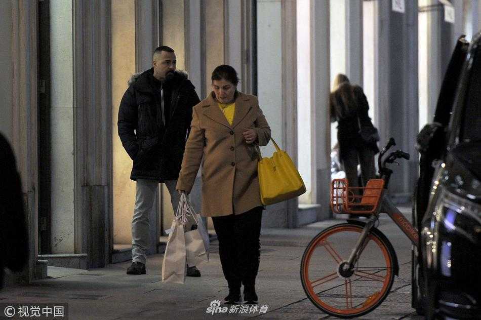 店内明亮的灯光下，C罗一手插兜，一手拿着可能购买的物品，乔治娜则拎着战利品，两人步伐默契，准备前往下一个区域