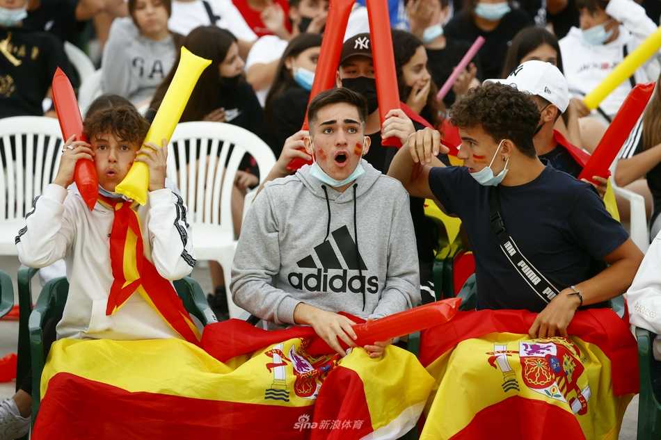 fervor en la plaza el pequeño pueblo español se arrodilla por la victoria en la semifinal de la eurocopa Un abrazo colectivo y lágrimas de emoción estallan en la plaza tras el gol del empate de Morata, desatando una ola de cerveza voladora y gritos de esperanza.