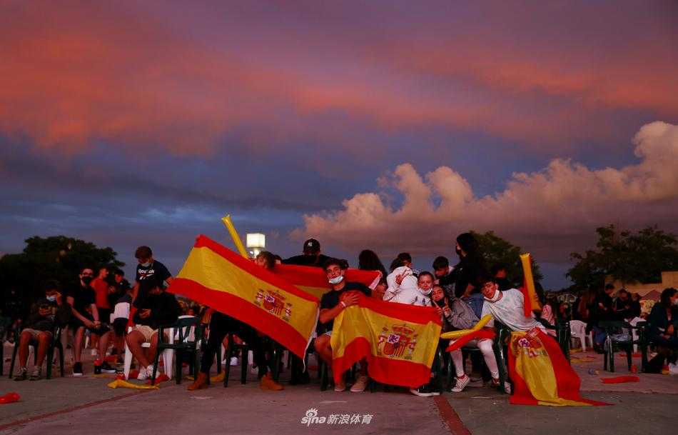 fervor en la plaza el pequeño pueblo español se arrodilla por la victoria en la semifinal de la eurocopa Decenas de aficionados, de rodillas sobre el adoquín de la plaza, miran al cielo y juntan las manos en una plegaria colectiva mientras se juega el primer penalti.