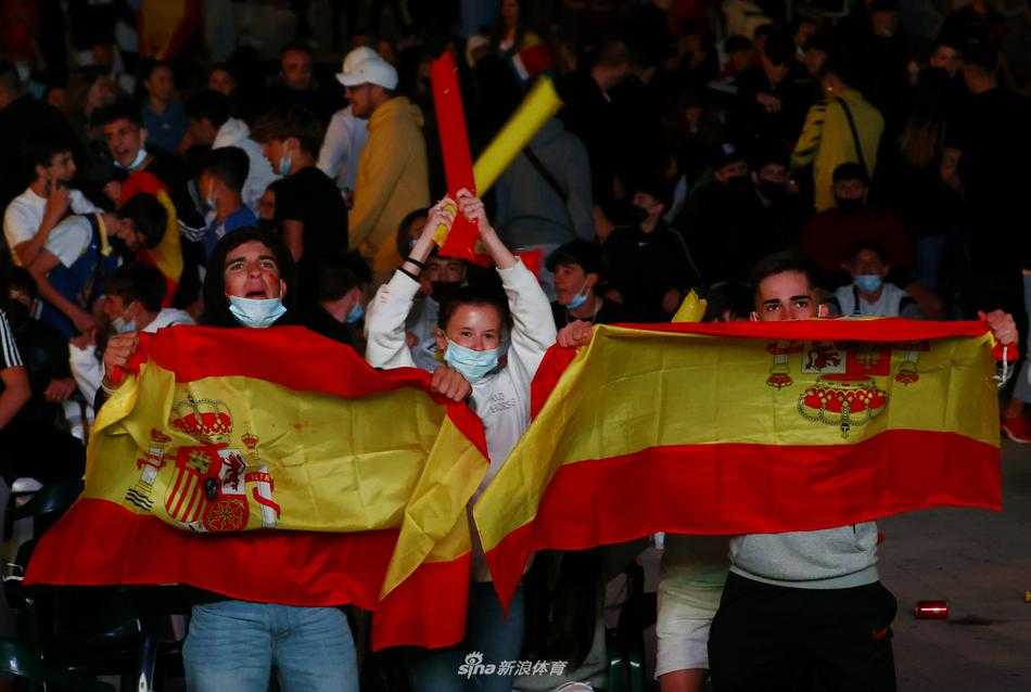 fervor en la plaza el pequeño pueblo español se arrodilla por la victoria en la semifinal de la eurocopa Tras el penalti fallado, la plaza permanece en silencio, con rostros desencajados y lágrimas, mientras algunos comienzan a aplaudir para consolarse y agradecer el esfuerzo.