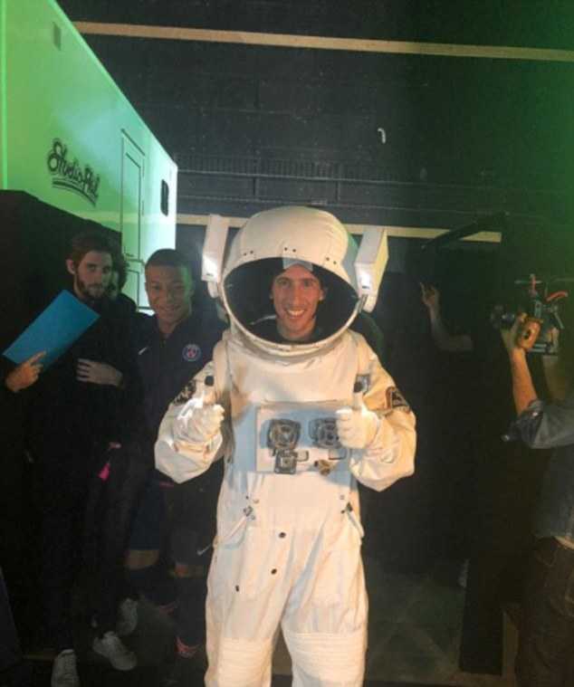 万圣节狂欢夜:足坛巨星们的奇幻装扮秀 迪玛利亚身披闪亮铠甲,手持长剑,化身为威风凛凛的中世纪骑士,坚定的目光仿佛即将奔赴的不是派对,而是一场捍卫荣誉的战场。