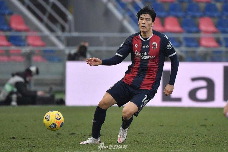 日本球员南野拓实身披利物浦战袍，在欧冠赛场上与队友高位逼抢对手，眼神中透露出不屈的斗志和对胜利的渴望