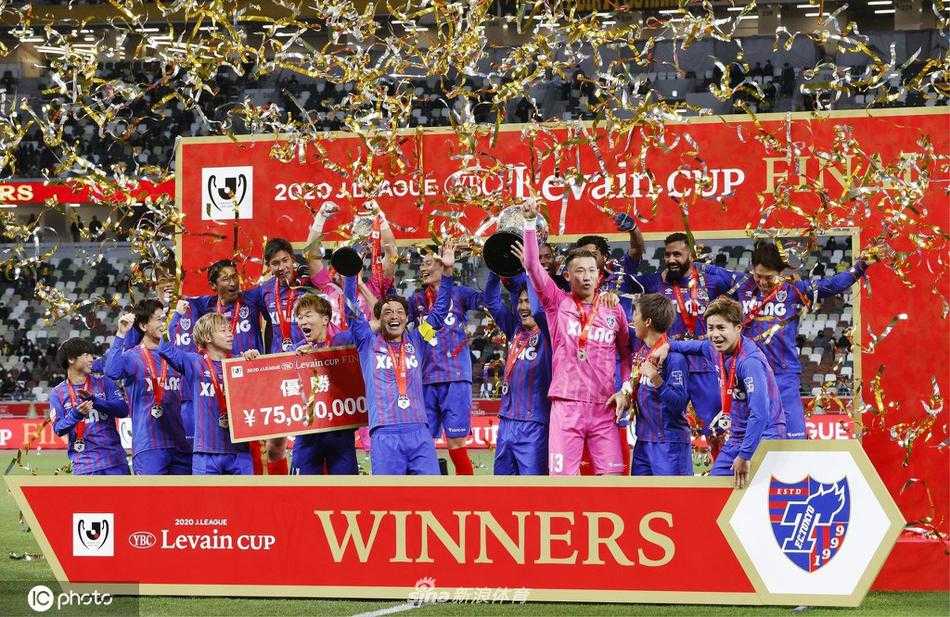 FC东京门将波多野豪在经历上半场的失误后，下半场高接低挡完成自我救赎，比赛结束后他激动地跪地握拳，与队友共同欢庆这来之不易的冠军