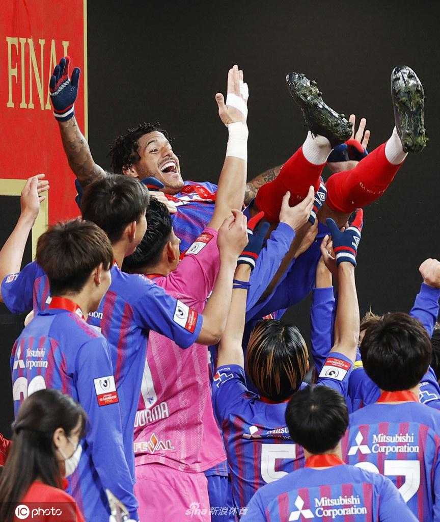 东京FC替补奇兵阿代尔顿高速插入禁区，面对出击的门将和回防的后卫，果断起脚捅射，整个球场的目光都聚焦在这决定胜负的一瞬间