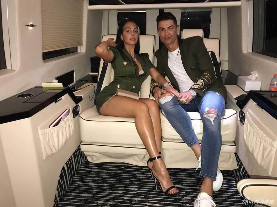一张随性的抓拍，乔治娜坐在C罗身边开怀大笑，全无偶像包袱，而C罗也被她的快乐感染，脸上露出宠溺又无奈的笑容。