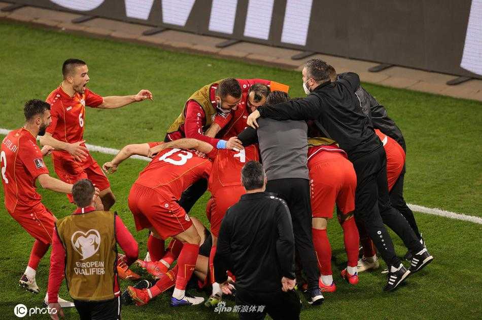 德国队门将特尔施特根在球门里无奈地捞球，他低垂着头，眼神中充满了失落与迷茫。远处是北马其顿球员疯狂庆祝的背影，近处是德国后卫呆立原地的剪影，巨大的反差构成了这个夜晚最悲伤的画面。