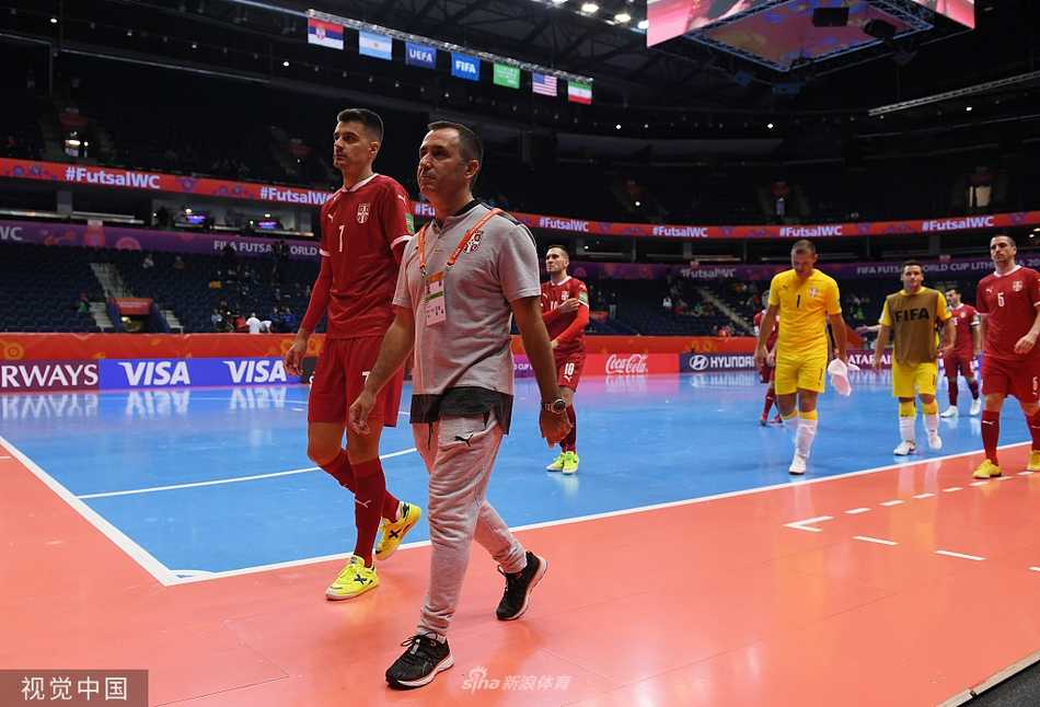 五人制足球世界杯:伊朗与塞尔维亚的立陶宛对决 塞尔维亚防守球员重心极低,全力伸脚封堵伊朗队的突破线路,眼神充满杀气