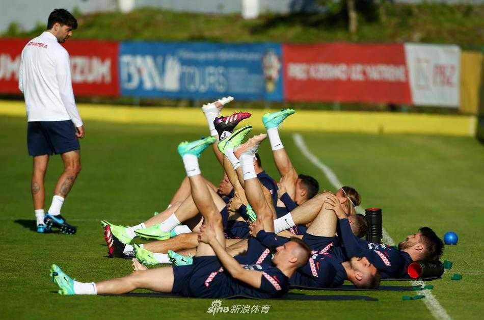 教练组在场边聚精会神地观察着场上的一举一动，手中的战术板画满了只有他们才懂的符号，每一个细节都可能成为决定未来比赛走向的关键密码。