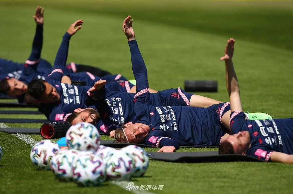 队长莫德里奇在人群中轻盈地控球转身，岁月似乎并未在他身上留下痕迹，那双眼睛里闪烁的光芒，依然是对胜利最纯粹的渴望，如同一个灵动的音符在绿茵场上跳跃。