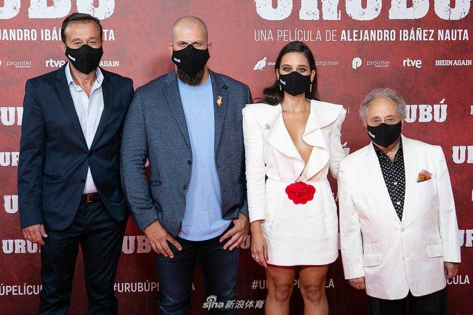 皇马队长塞尔吉奥·拉莫斯西装革履抵达首映现场，他面带微笑，标志性的长发向后梳起，显得英俊而干练。