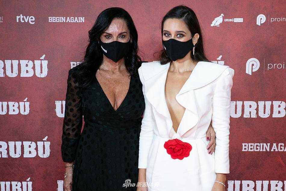 卢卡·莫德里奇与妻子波斯蒂奇牵手步入影院，莫德里奇面带标志性的腼腆笑容，波斯蒂奇则身穿蓝色连衣裙，显得优雅大方。