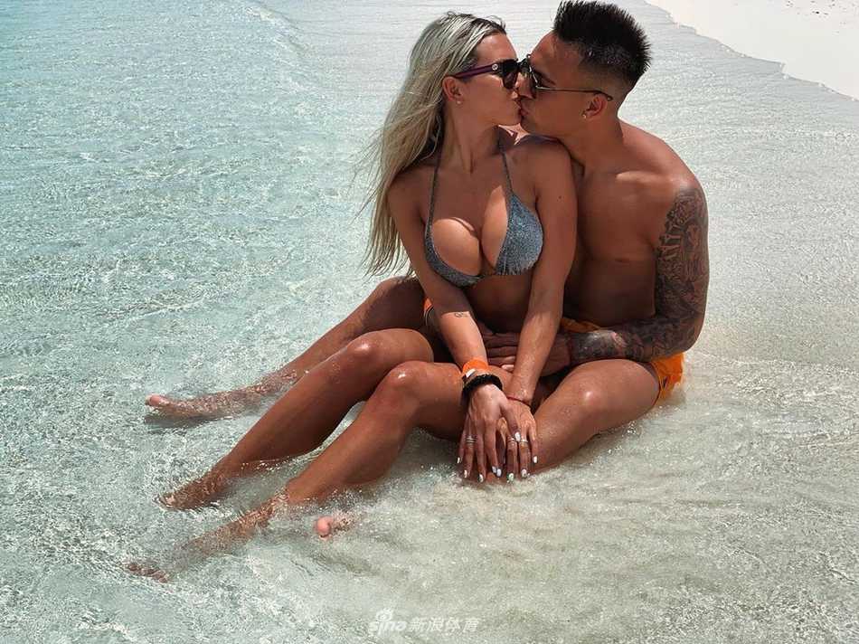 阿古斯蒂娜身穿浅色紧身运动上衣，专注地进行拳击训练，额头渗出细密汗珠，香汗淋漓的模样展现出充满力量与活力的健康美感。