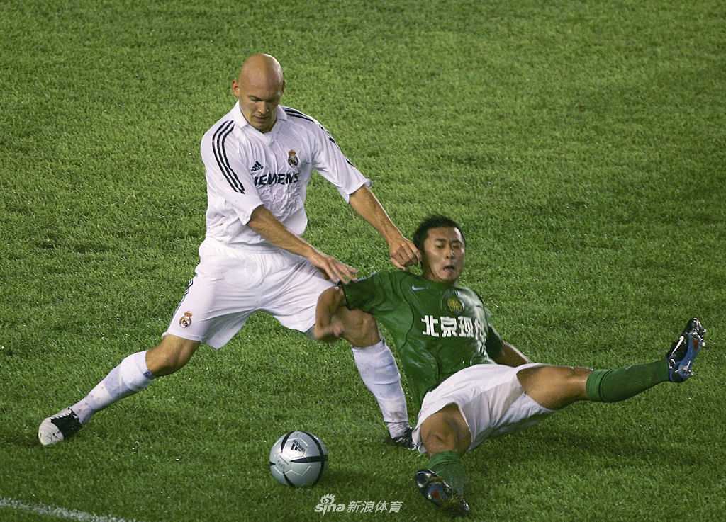 身披埃弗顿球衣的格拉维森在中场控球，这里是他真正成名的舞台，也是他后来回归的港湾