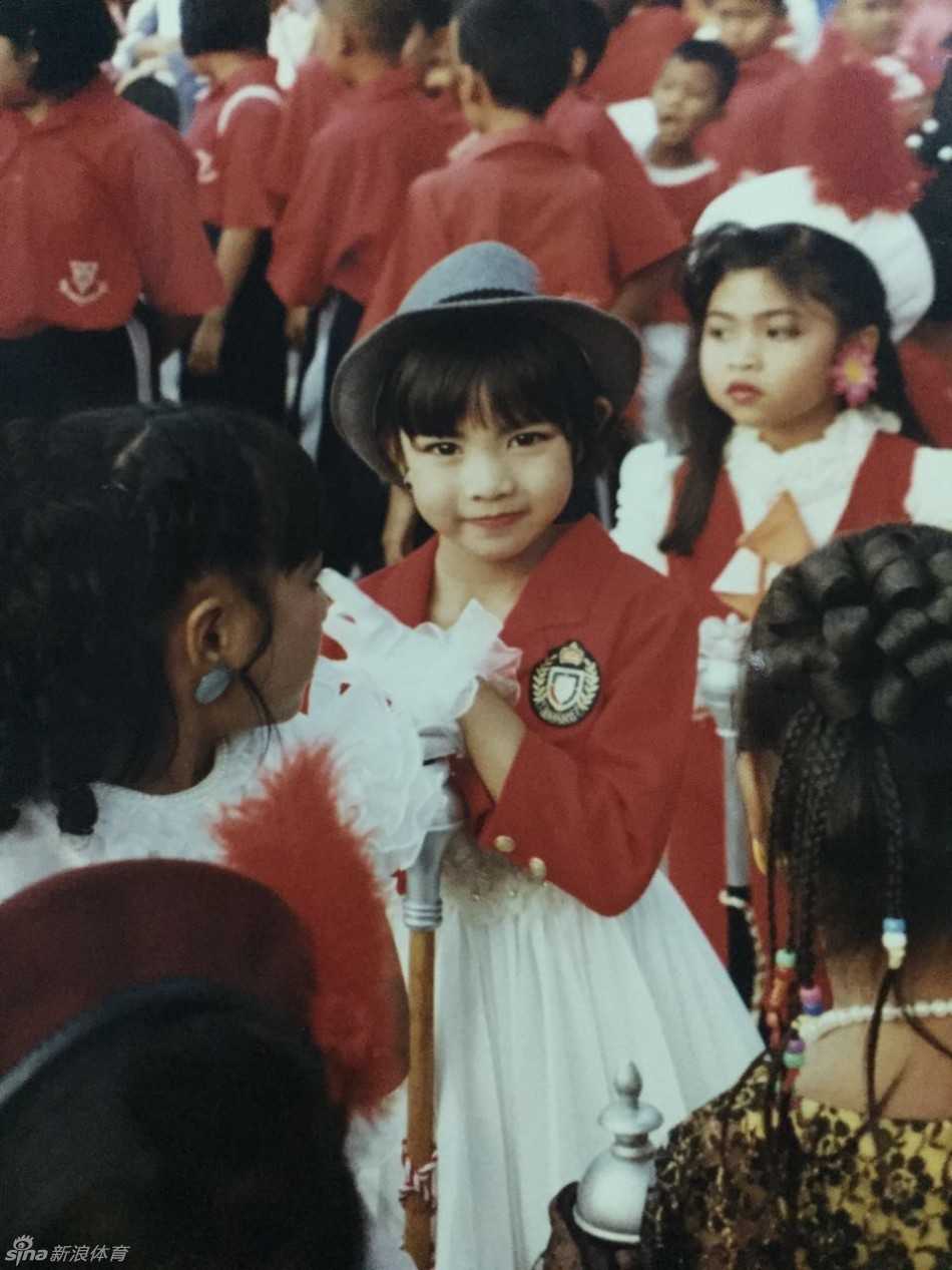 泰国球员查雅妲在果岭边露出甜美笑容，如同邻家女孩般清新可爱。
