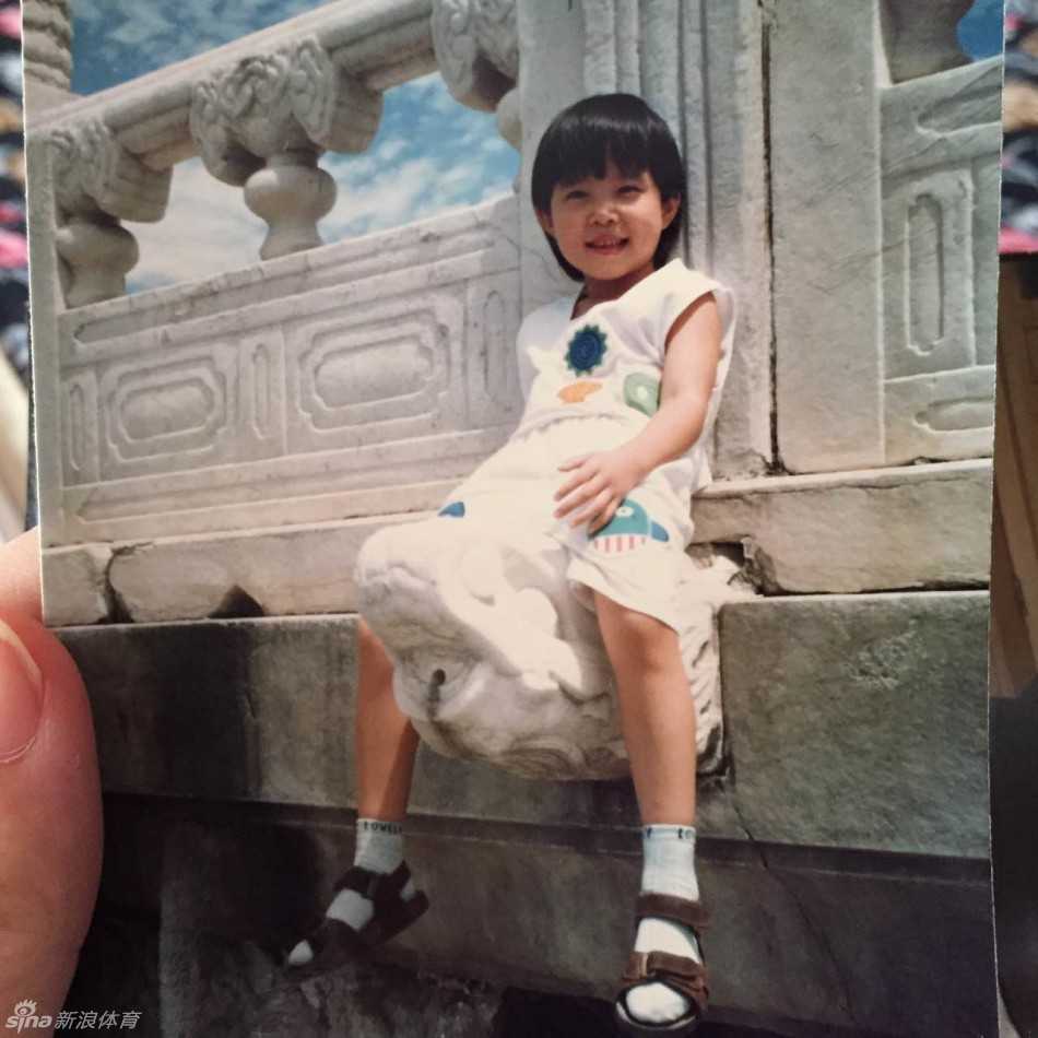 宋依霖在完成一记精彩击球后优雅收杆，身影与远方球场融为一体，展现出运动之美。