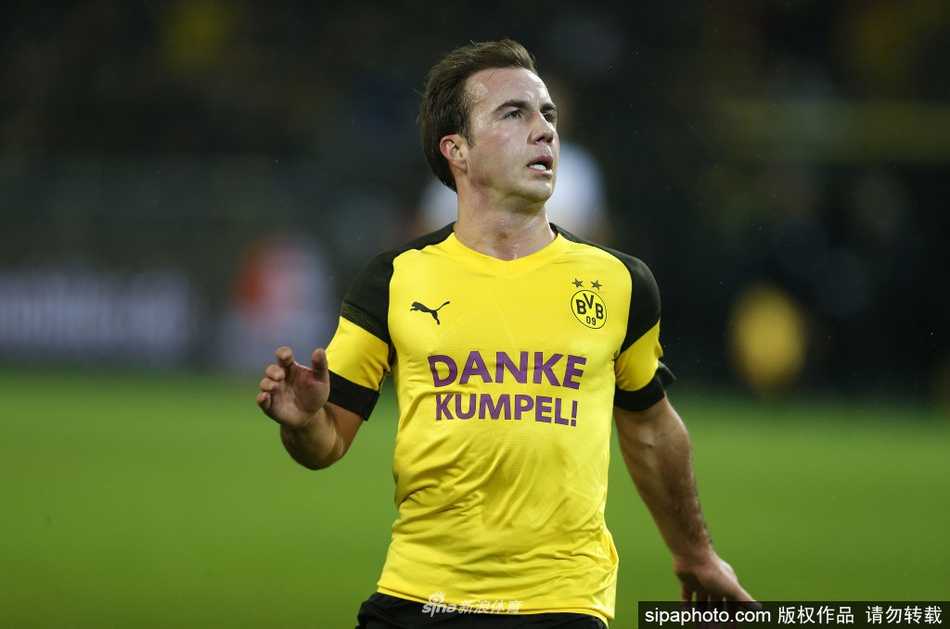 格策与其妻子安娜在游艇上享受阳光，他面带微笑看向镜头，但笑容中似乎隐藏着一丝疲惫，远离赛场的喧嚣却难掩职业生涯的迷茫。