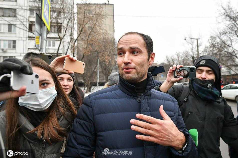 尽管画面模糊，但依然能感受到希罗科夫下车走向法庭时的沉重步伐。他身着正装，试图维持最后的体面，但微微驼背的身形和紧绷的嘴角，出卖了他内心巨大的压力与悔恨。这短短的几步路，仿佛是他从职业生涯巅峰跌落至人生谷底的缩影。
