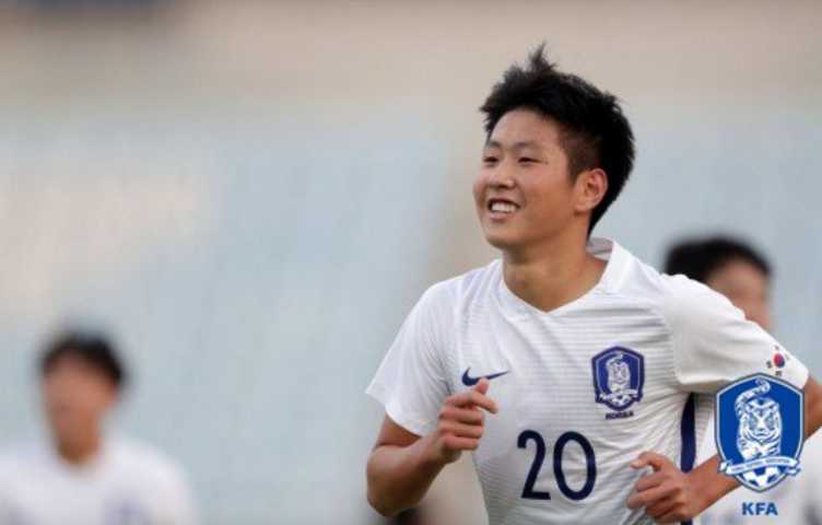 国王杯赛场上，李康仁在中场巧妙地将球从两名防守球员的包夹中拉出，准备发动一次致命的反击。