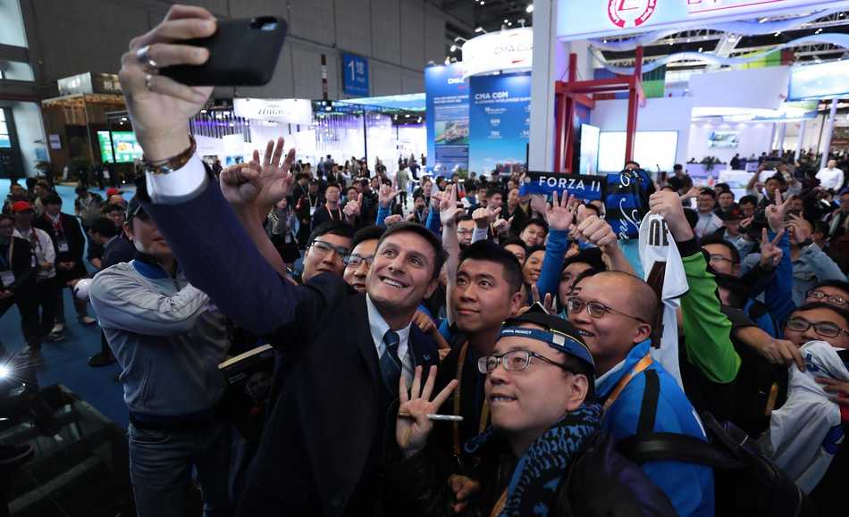 进博会活动现场，萨内蒂双手抱起一位穿着国际米兰球衣的中国幼童，孩子好奇地摸着萨内蒂的脸，这一幕温馨至极，仿佛蓝黑精神在两代人之间完成了温柔的交接。