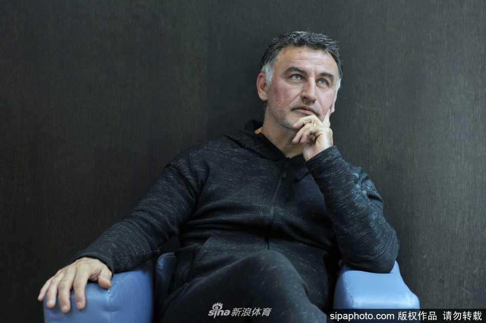 发布会上加尔蒂与尼斯高层并肩而坐，他双手交叉从容应对媒体，身后是尼斯队的队徽，无声诉说着对新赛季的期待与承诺。