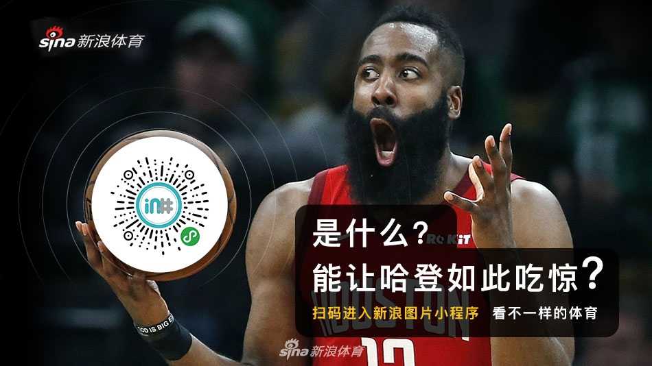 Ulael站在安菲尔德球场的著名路牌下，身披利物浦队旗，阳光洒在她洋溢着幸福和骄傲的脸上，身后的球场是她梦想成真的地方。
