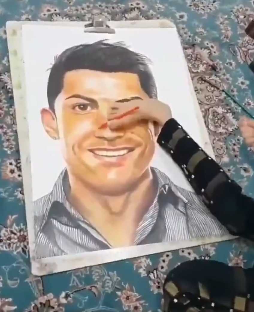 画作局部特写：纳斯拉巴迪用细腻的笔触描绘C罗坚毅的眼神，仿佛透过画纸，也能感受到偶像带给她的力量。