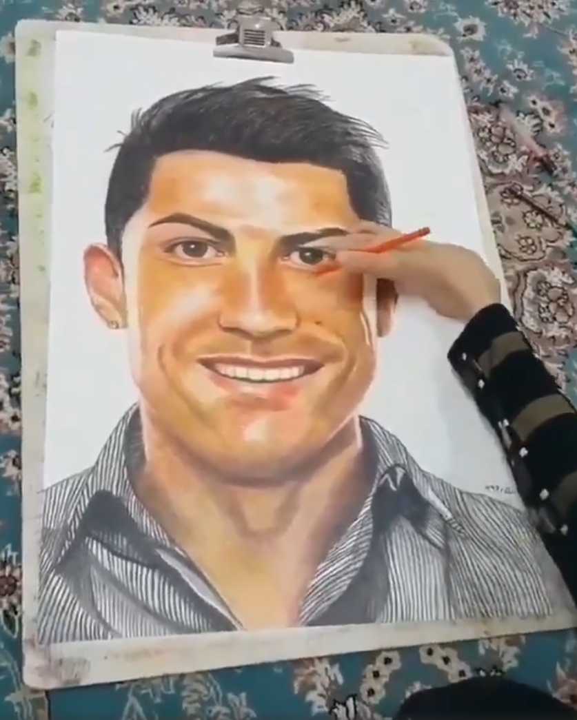 法特梅脸上露出浅浅的微笑，看着自己刚刚完成的作品，那份满足与自豪，感染着每一位看到这张照片的人。