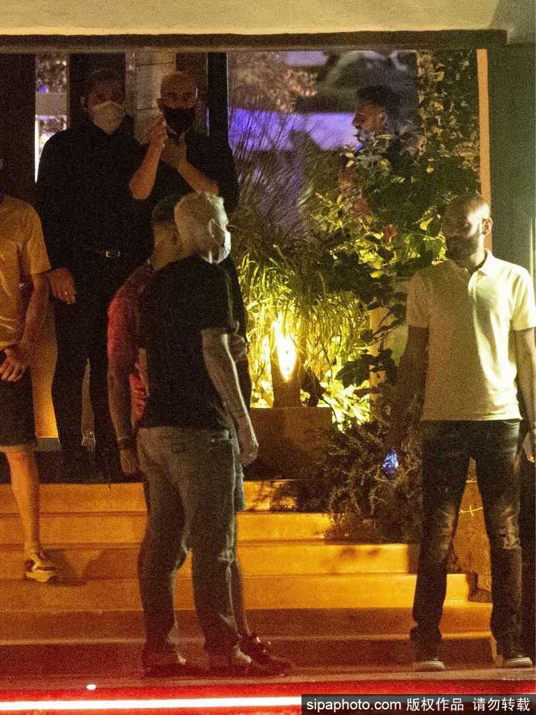 在度假地的户外，伊卡尔迪惬意地享受着地中海的和煦阳光，他身后是典型的伊比萨岛白色建筑，这抹闲适与他平日绿茵场上的杀伐决断形成了鲜明对比。