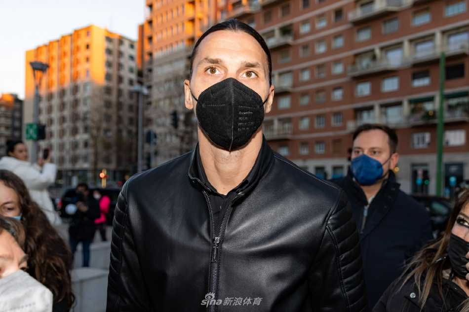 伊布与球迷们聚在一起，对着手机镜头开心大笑，气氛轻松融洽如老友聚会