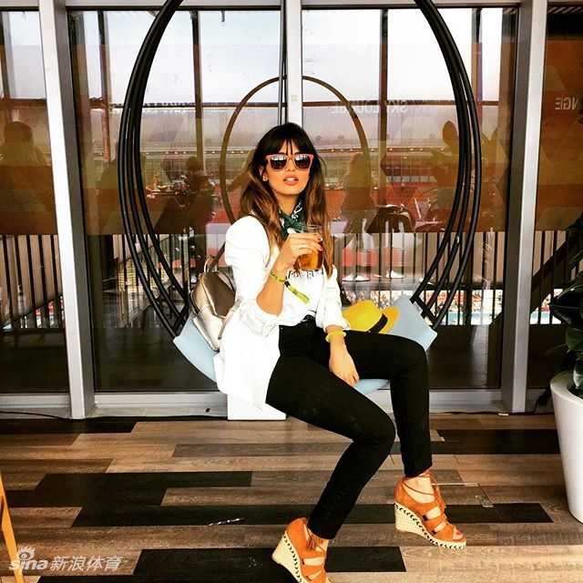 萨拉在社交媒体晒出的一家四口合影,伊斯科抱着大儿子,萨拉怀抱着小儿子,背景是夕阳下的海滩,画面幸福满溢