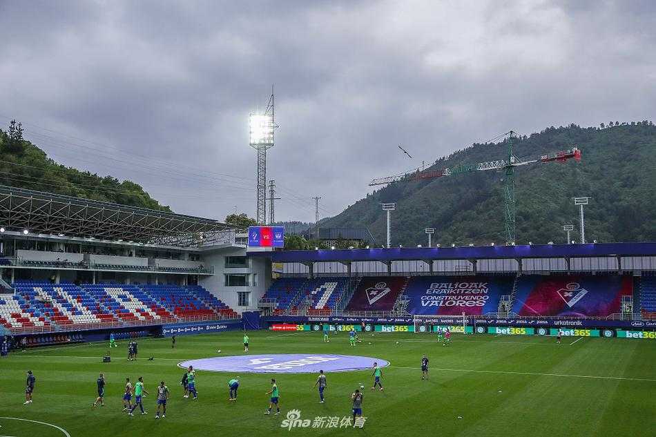 莱加内斯球员阿马杜在人群中高高跃起，一记势大力沉的头球直奔球门死角，但埃瓦尔防守球员如影随形的贴防让这次攻门最终滑门而过，留下他落地后无奈的神情。