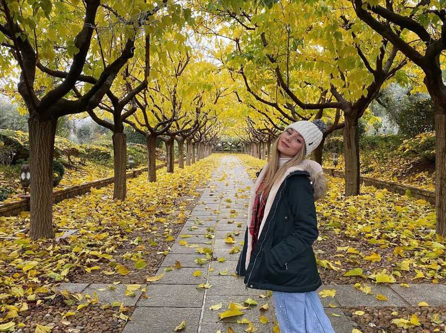 艾斯特尔身穿亮黄色修身礼服，高开叉设计秀出修长美腿，她单手叉腰，气场全开，仿佛下一秒就要登上舞台中央。