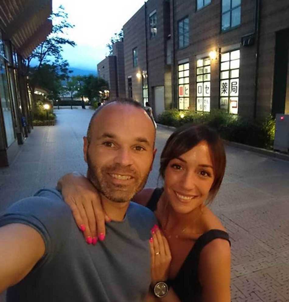 伊涅斯塔与妻子安娜在轻柔的逆光中深情相望，两人的笑容里满是岁月静好的温柔与对彼此无尽的眷恋。